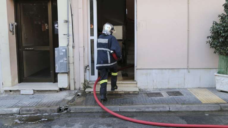 Νεκρός άνδρας σε πυρκαγιά σε διαμέρισμα στη Νίκαια