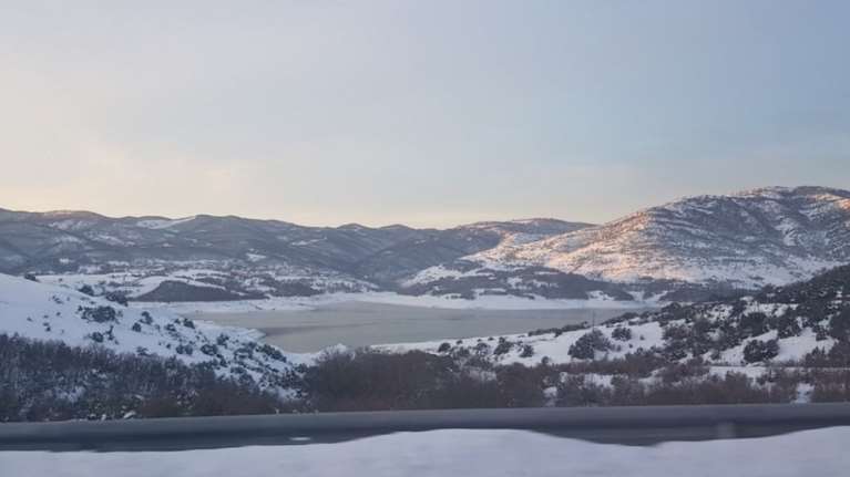 Η λίμνη Σμοκόβου παγωμένη και μαγευτική (βίντεο)