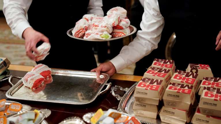 Το επίσημο γεύμα του Τραμπ με μπέργκερ και πίτσα (βίντεο)