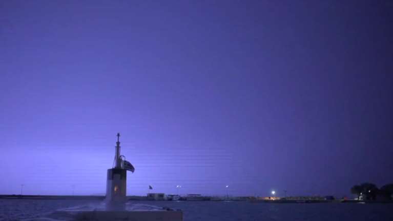 Η &quot;βροχή&quot; των κεραυνών στον ουρανό της Σάμου [βίντεο]