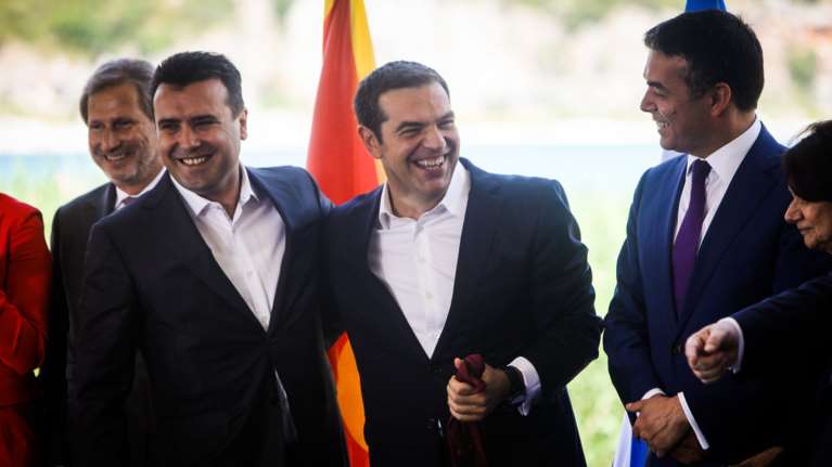 Βloomberg: H επίλυση του Σκοπιανού μάθημα για το Brexit από την Ελλάδα