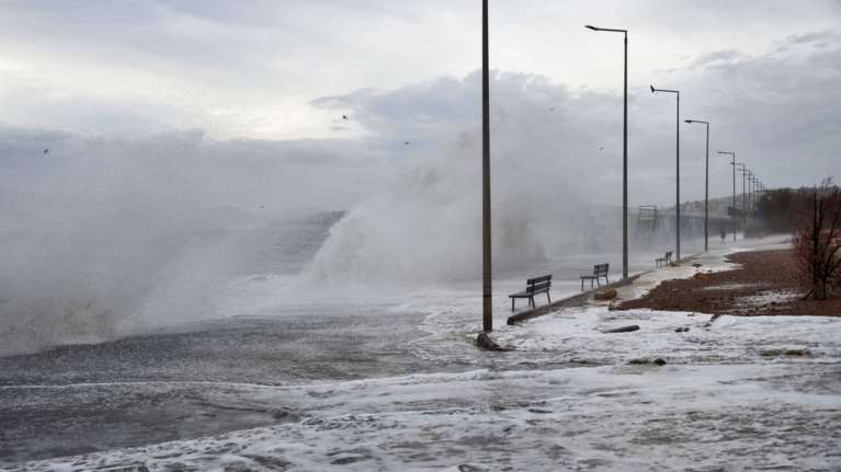 Παραμένουν δεμένα τα πλοία σε Πειραιά, Ραφήνα και Λαύριο