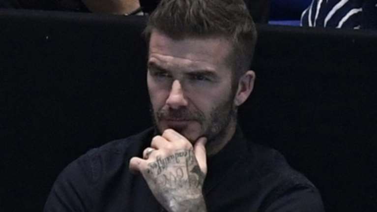 Ο Μπέκαμ, χωρίς αναστολές, φωτογραφίζεται μακιγιαρισμένος στο LOVE