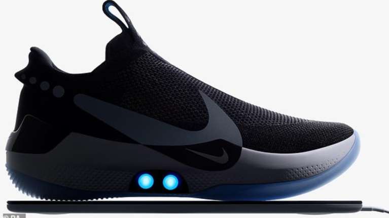 Αυτά είναι τα πρώτα έξυπνα αθλητικά που δένονται... μόνα τους!