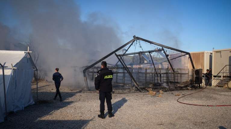 Φωτιά σε μεγάλη σκηνή στο Κέντρο Yποδοχής και Ταυτοποίησης της Μόριας