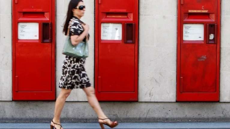 Εν μέσω θύελλας για το Brexit, το κοινοβούλιο συζητά για τα γραμματοκιβώτια