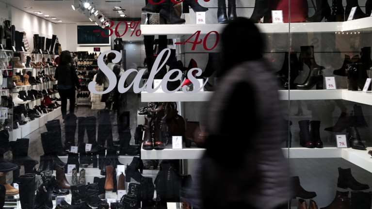 Ανοιχτά τα μαγαζιά την Κυριακή λόγω χειμερινών εκπτώσεων