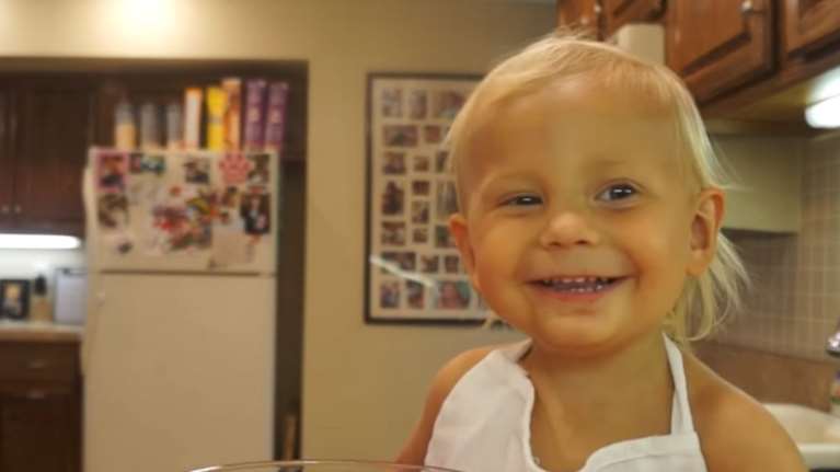 Ο δίχρονος που μαγειρεύει στο YouTube - Έγινε viral