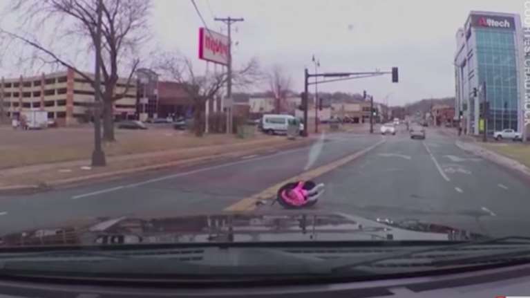 Δίχρονη εκτοξεύτηκε με το παιδικό κάθισμα στο δρόμο