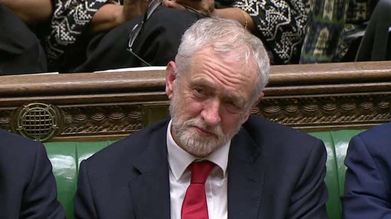 Αποχή από τις συζητήσεις με τη Μέι ζητάει ο Κόρμπιν