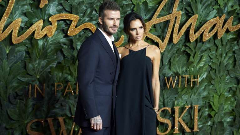 Οι Μπέκαμ σκεπάζουν τον σκύλο τους με κουβέρτα 5 χιλιάδων λιρών!