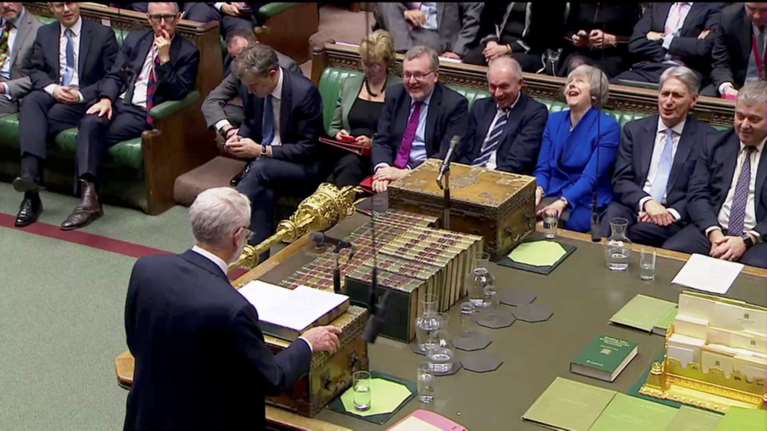 Μέι-Κόρμπιν: Τι λένε για ένα Brexit χωρίς συμφωνία