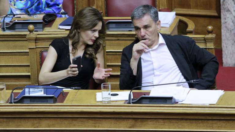 To πολιτικό παζάρι με τους θεσμούς για τις ρυθμίσεις χρεών