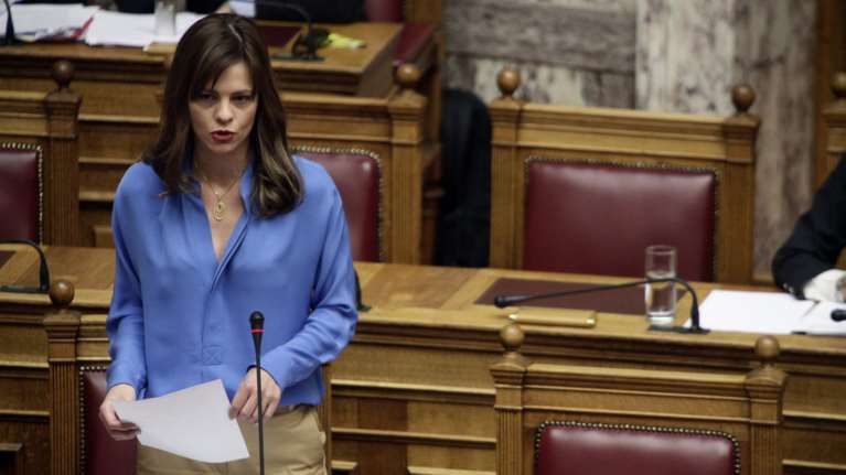 Αχτσιόγλου: «Αύξηση σε 24 επιδόματα μέσω της αύξησης του κατώτατου μισθού»