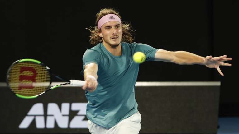 Συγκλονιστικός ο Τσιτσιπάς προηγείται με 2-1 σετ του Φέντερερ