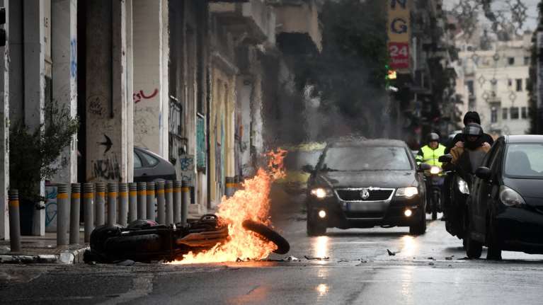 Μαχαίρωσαν άνδρα στη συμβολή των οδών Ασκληπιού και Σόλωνος