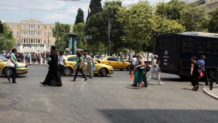 Κατά 355.000 κατοίκους μειώθηκε ο ελληνικός πληθυσμός από το 2008