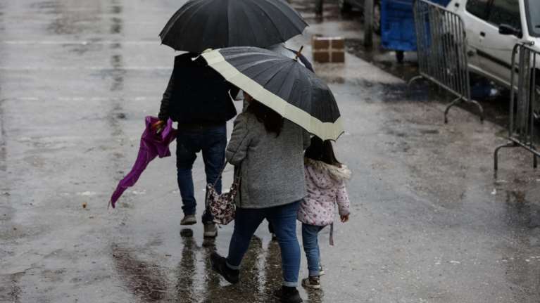 Βροχές, καταιγίδες αλλά και χιόνια στα ορεινά