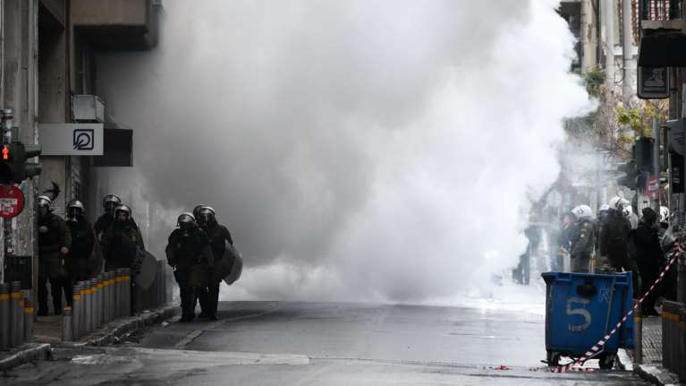 Θύμα επίθεσης: Με χτυπούσαν 50 άτομα και με μαχαίρια