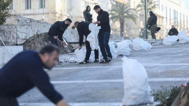 Έκθεση Φρούραρχου: 86 σακούλες «πολεμοφόδια» κατά της Βουλής