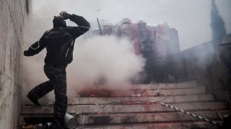 Ξεμένει από δακρυγόνα η ΕΛΑΣ - Καλύτερα εξοπλισμένοι οι διαδηλωτές