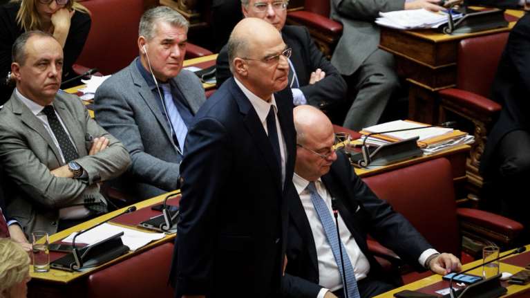 Βίντεο: Η σπάνια στιγμή που ΣΥΡΙΖΑ και ΝΔ χειροκροτούν αλλήλους στη Βουλή