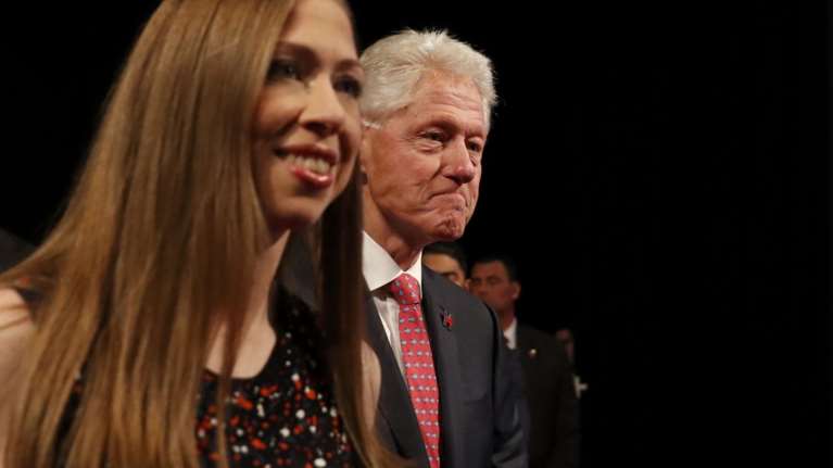 Για τρίτη φορά παππούς ο Μπίλ Κλίντον- Έγκυος η Τσέλσι