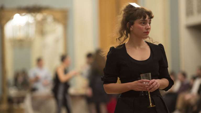 Τι συμβαίνει στο φουαγέ του Δημοτικού Θεάτρου με τις Κούκλες;