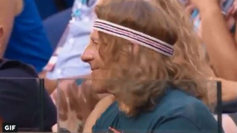 Απίστευτο: Μεταμφιέστηκαν σε Τσιτσιπά μέσα στο γήπεδο [Εικόνα]