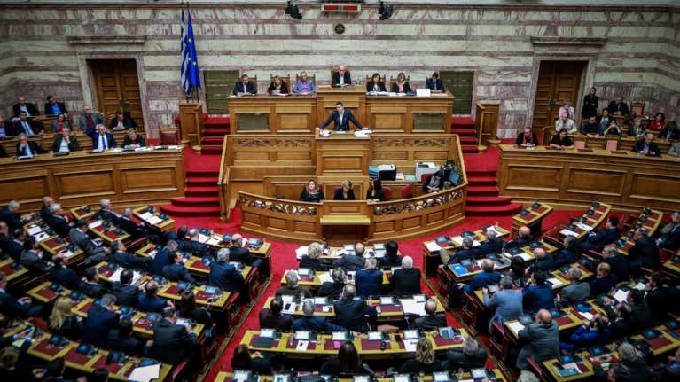 Σε εξέλιξη η ψηφοφορία στη Βουλή για τη Συμφωνία των Πρεσπών