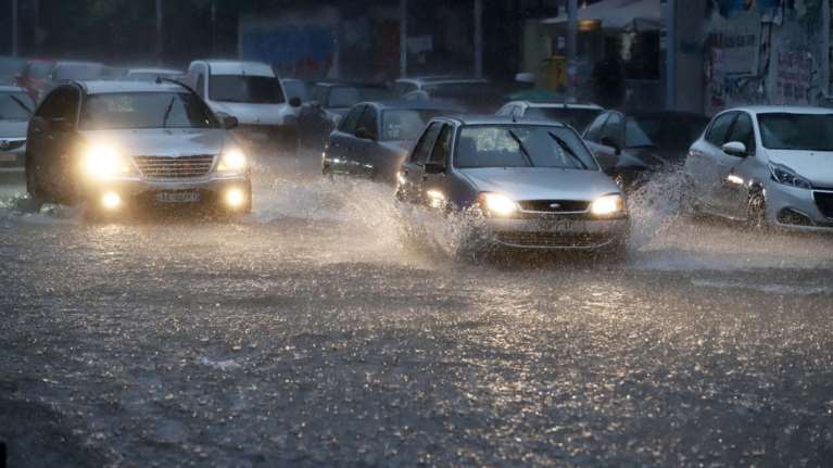 Προβλήματα στους δρόμους λόγω της ισχυρής βροχόπτωσης