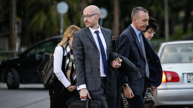 Οι θεσμοί φεύγουν, αλλά οι τρεις εκκρεμότητες παραμένουν