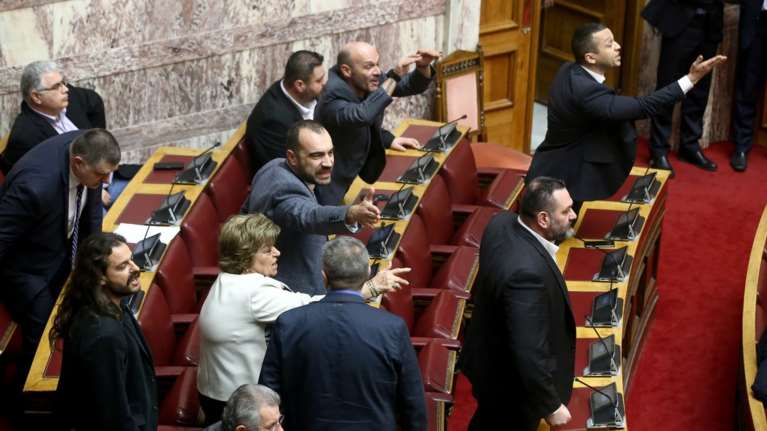 Ένταση και πανό στην Ολομέλεια κατά την ψηφοφορία