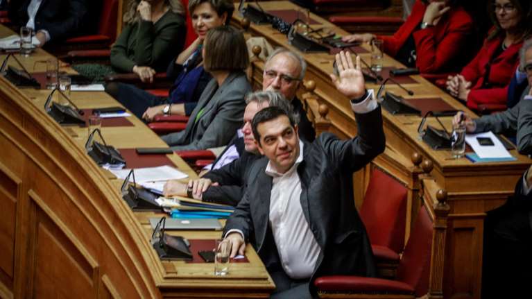 Ο ρωσικός Τύπος εστιάζει στην οριακή πλειοψηφία για Πρέσπες