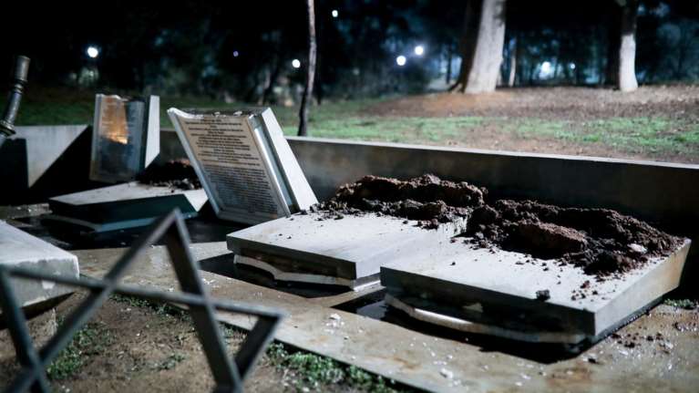 Φασιστική επίθεση στο εβραϊκό νεκροταφείο της Θεσσαλονίκης [Εικόνες]