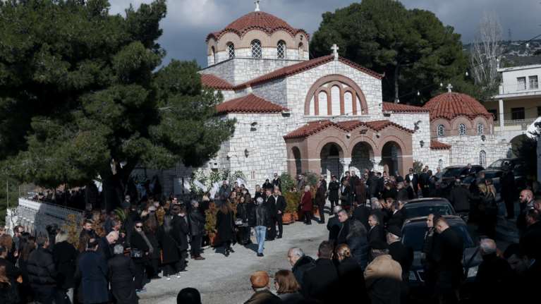 Πλήθος κόσμου στο τελευταίο αντίο στον Θέμο Αναστασιάδη