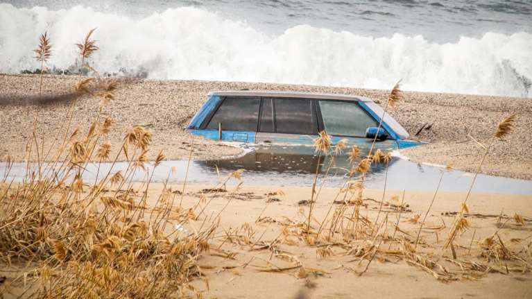 Κάλαμος: Νεκρός 80χρονος που έπεσε με το αυτοκίνητό του σε γκρεμό