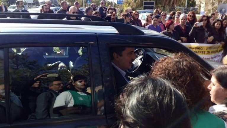 &quot;Θερμή&quot; υποδοχή Πολάκη από εργαζομένους στο ΠΑΓΝΗ (φωτό)