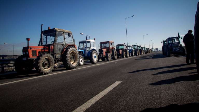 Επί ποδός οι αγρότες, κλειστή μία λωρίδα στον κόμβο Νίκαιας
