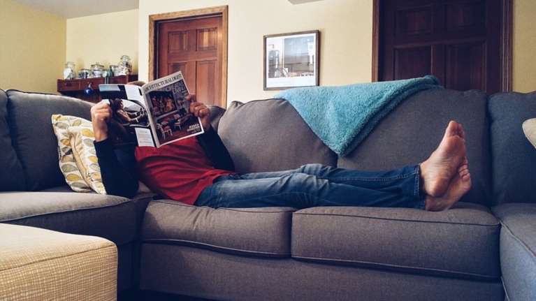 Οι μισοί νέοι με πλήρη απασχόληση ζουν με τους γονείς τους