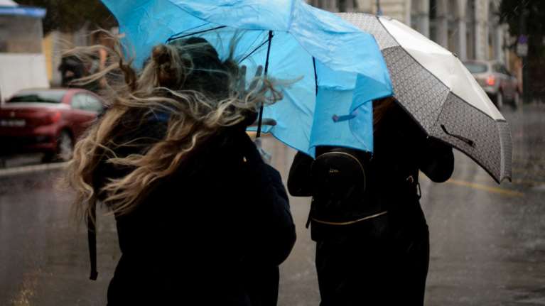 Με βροχές και σποραδικές καταιγίδες ο καιρός την Τρίτη