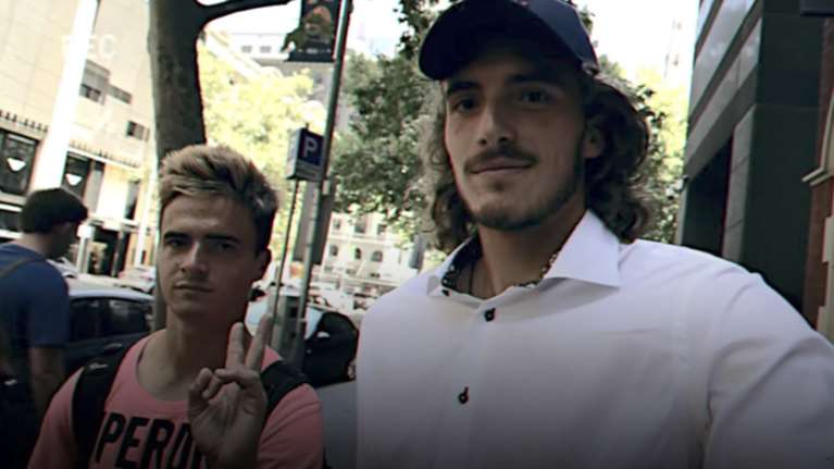 Ο Στέφανος Τσιτσιπάς αποχαιρετά την Μελβούρνη σε 16 γλώσσες