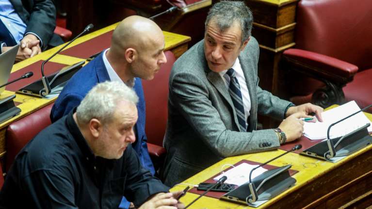 &quot;Στα μαχαίρια&quot; Ποτάμι-ΝΔ για τις αποχωρήσεις Αμυρά και Ψαριανού