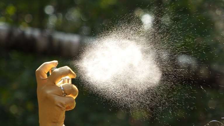 Ψέκασαν ηλικιωμένο με σπρέι και του άρπαξαν χρήματα και κινητό