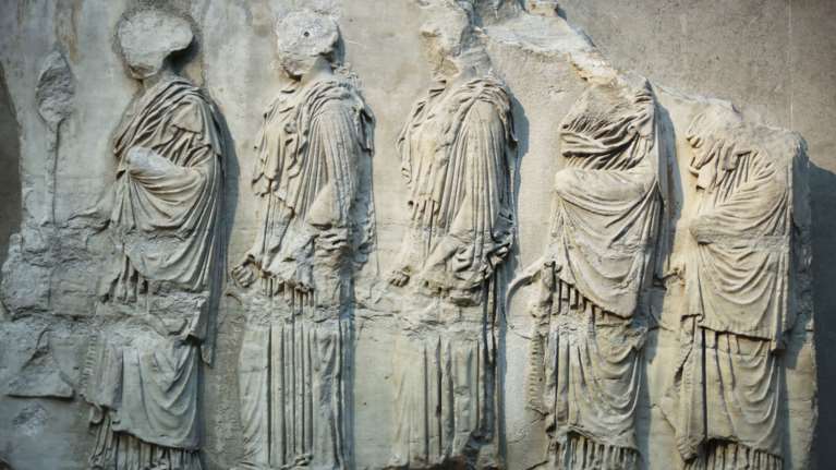 Guardian: &quot;Στενόμυαλο ότι η Αρχαία Ελλάδα ανήκει στη σύγχρονη&quot;