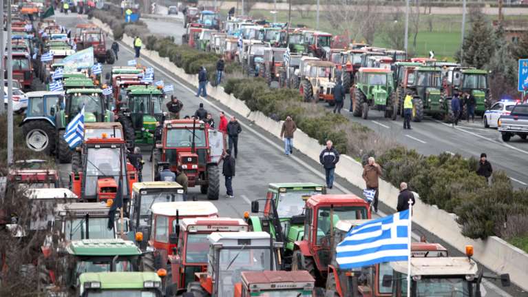 Στα μπλόκα για 4η ημέρα οι αγρότες-Συνάντηση ζητά η κυβέρνηση