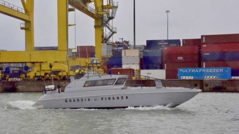 Μπλόκο σε πάνω από δύο τόνους ανόθευτης κοκαΐνης στη Γένοβα (βίντεο)