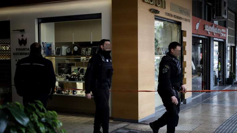 Αυτός είναι ο δράστης της ληστείας στο κοσμηματοπωλείο στους Αμπελόκηπους