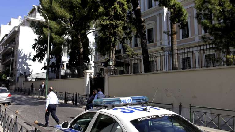 "Ντου" του Ρουβίκωνα στην ιταλική πρεσβεία στο Κολωνάκι με μπογιές