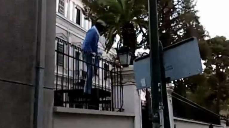 Η στιγμή της εισβολής του Ρουβίκωνα στην ιταλική πρεσβεία (βίντεο)